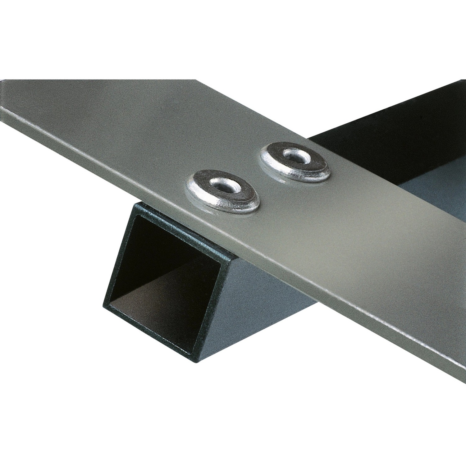 Detailaufnahme: LUX Blindnieten 3 mm mit Unterlegscheiben verbinden Metallteile.