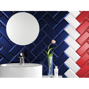 Wandfliese Facette Metro Rot, Blau und Weiß glänzend, 10x20 cm, im Badezimmer mit Waschbecken und Spiegel.