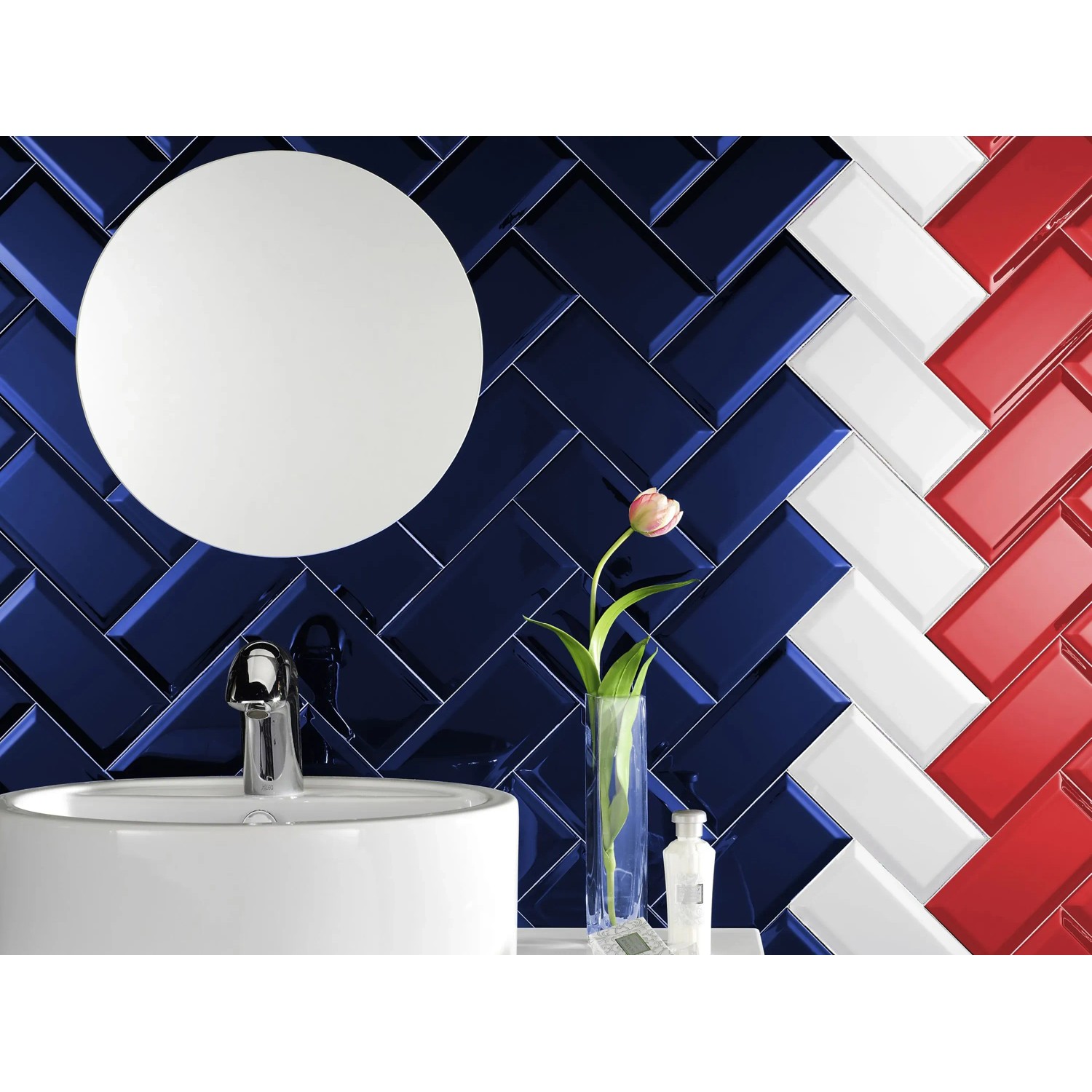 Wandfliese Facette Metro Rot, Blau und Weiß glänzend, 10x20 cm, im Badezimmer mit Waschbecken und Spiegel.