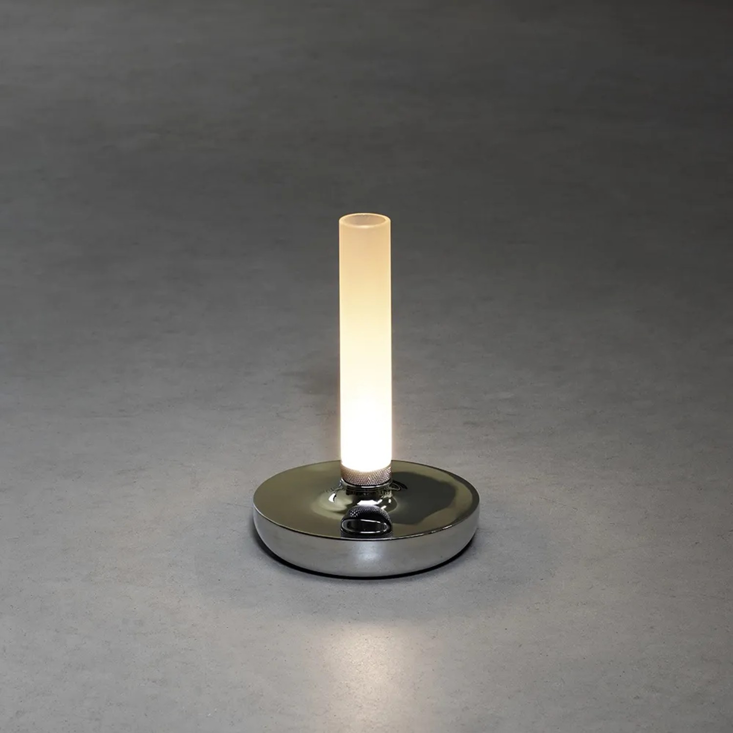 Konstsmide LED-Akku-Vase Biarritz, silberfarbene Außen-Dekoleuchte, Ø 13,5 cm x 20,5 cm.