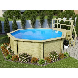 Karibu Holzpool Modell 2 B KDI mit Leiter und blauem Wasser im Garten.