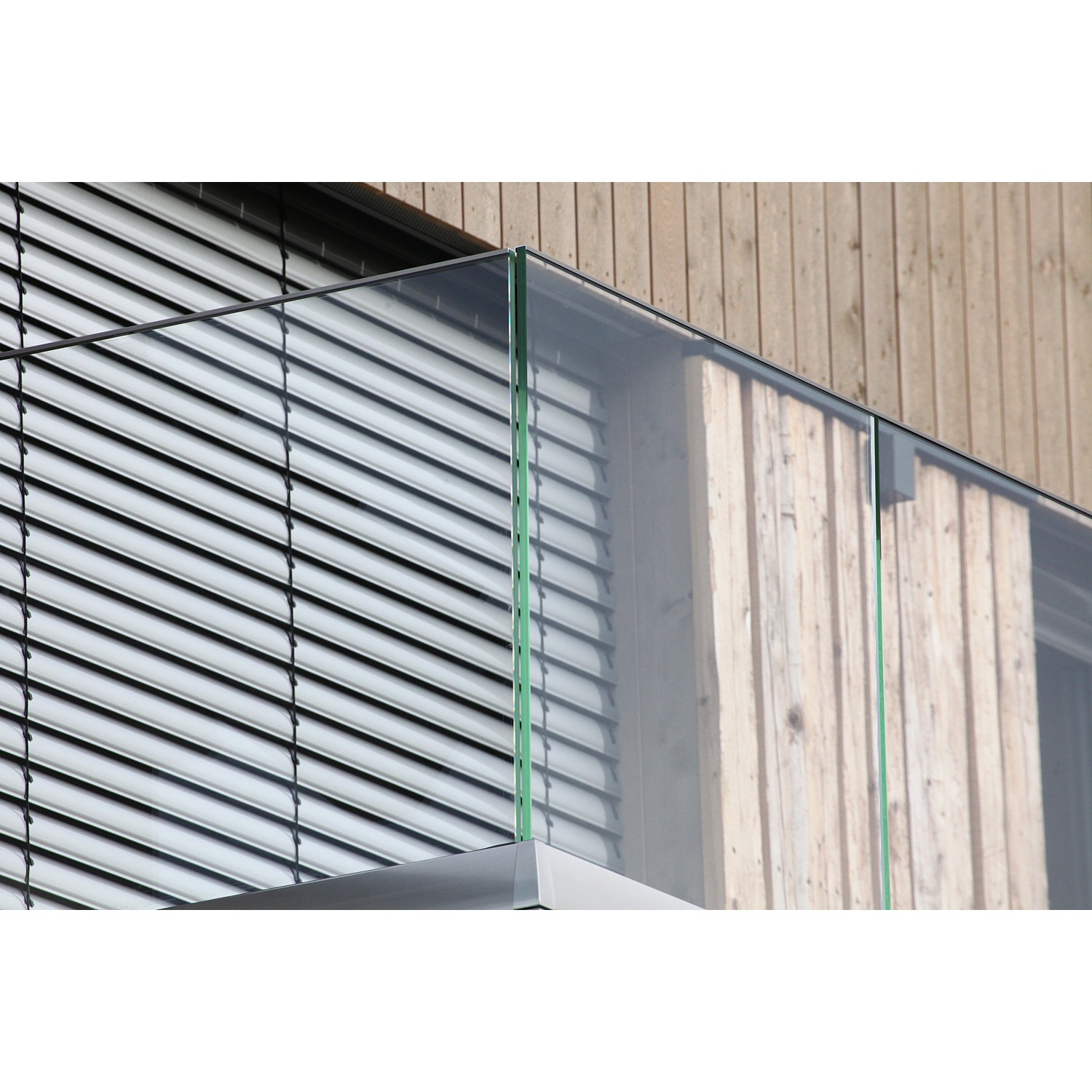 Modernes Ganzglasgeländer mit Klarglas, 1 Laufmeter für Balkon oder Terrasse.