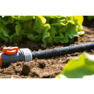 Gardena Perl-Regner 15 m im Einsatz zur Bewässerung im Garten.