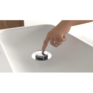 Detailaufnahme: Finger betätigt Pop-Up Ablaufgarnitur der Schütte Waschtischarmatur New York Chrom.