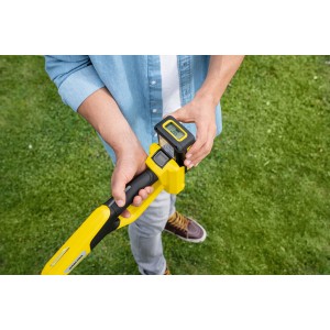 Kärcher Akku-Astsäge PSW 18-20 Battery im Einsatz mit Akku, gelb/schwarz.