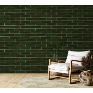 Wand mit grünen, glänzenden Antik Steingut Wandfliesen (7,5x30cm) im Retro-Stil.