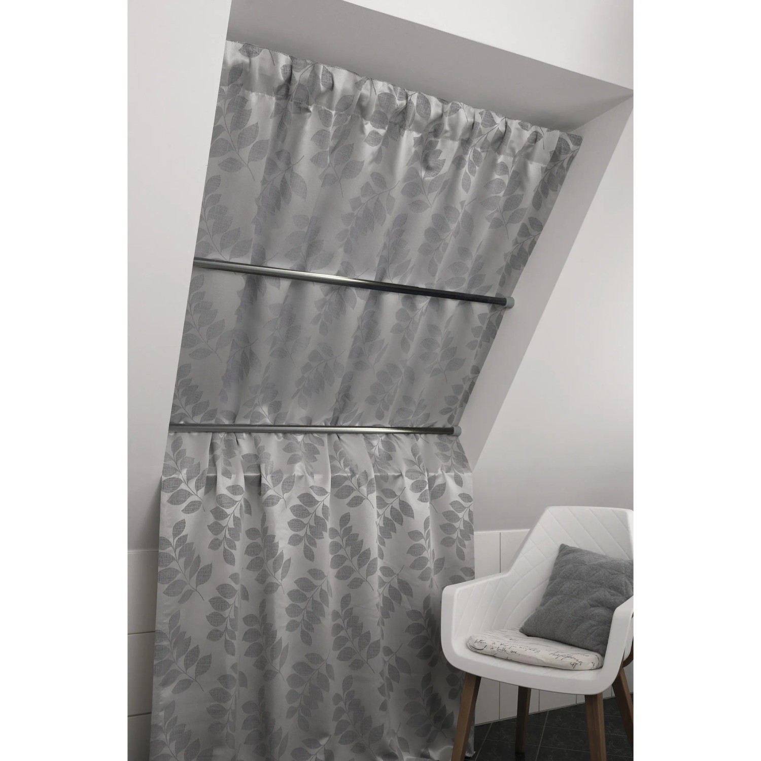 Gardinia Spannstange in Nickel-Optik mit grauem Vorhang in Dachschräge montiert.