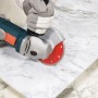LUX Diamant-Trennscheibe Comfort 125 mm im Einsatz beim Fliesenschneiden mit Winkelschleifer.