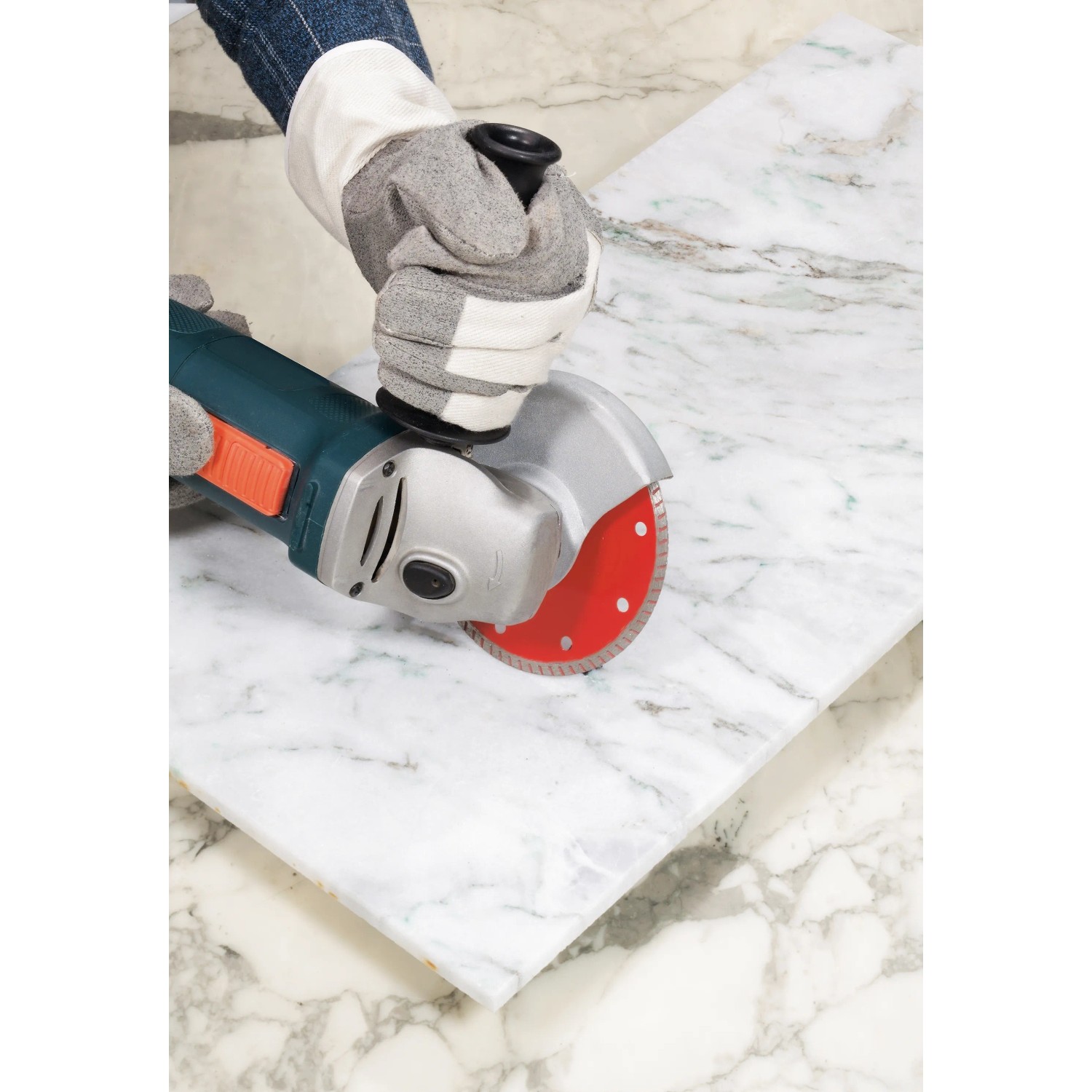 LUX Diamant-Trennscheibe Comfort 125 mm im Einsatz beim Fliesenschneiden mit Winkelschleifer.