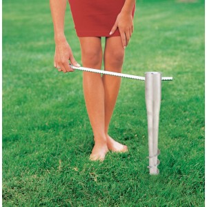 Krinner Bodendübel Kompakt Allround im Rasen mit Eindrehstange. Schirmständer für Sonnenschirme.