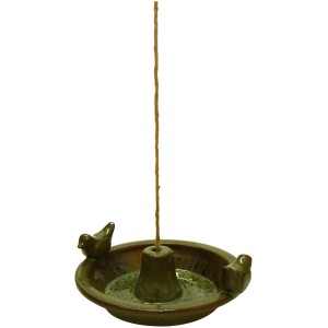Hängende, grüne Vogeltränke (Ø 27 cm) mit Vogel-Dekor und Hanfseilaufhängung.