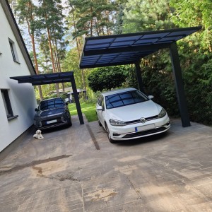Ximax Einzelcarport Wing, anthrazit mit Welldach, unter dem zwei Autos parken.