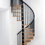 Schwarze Minka Spindeltreppe Spiral Effect aus Buche, Durchmesser 120 cm.
