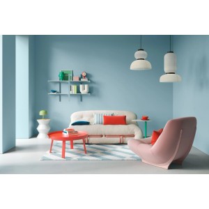 Modernes Wohnzimmer mit Wänden in Alpina Innenfarbe Pantone Ether Graublau. Helle Wandfarbe für stilvolles Ambiente.