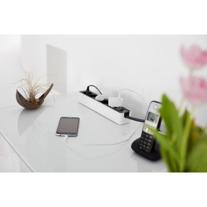 Brennenstuhl Ecolor 5-fach Steckdosenleiste, schwarz-weiß, mit Geräten auf einem Tisch.