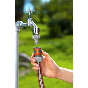 Gardena Schlauchverbinder 19 mm (3/4) wird an Wasserhahn und Gartenschlauch montiert.