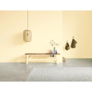 Wand in hellem Gelb mit Schöner Wohnen Naturell Kreidefarbe Sommertag, Bank und Deko.