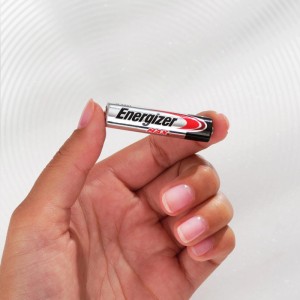 Energizer Max Micro AAA Batterie in Hand, 16er Pack. Alkaline Batterien für Geräte des täglichen Gebrauchs.