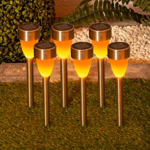 6er Set Näve LED Solar-Wegeleuchten mit Erdspieß und Flammeneffekt im Garten.