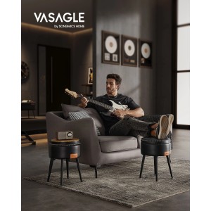 Schwarzer Vasagle Sitzhocker mit Stauraum (Ø 32 cm) als Fußablage im Wohnzimmer.
