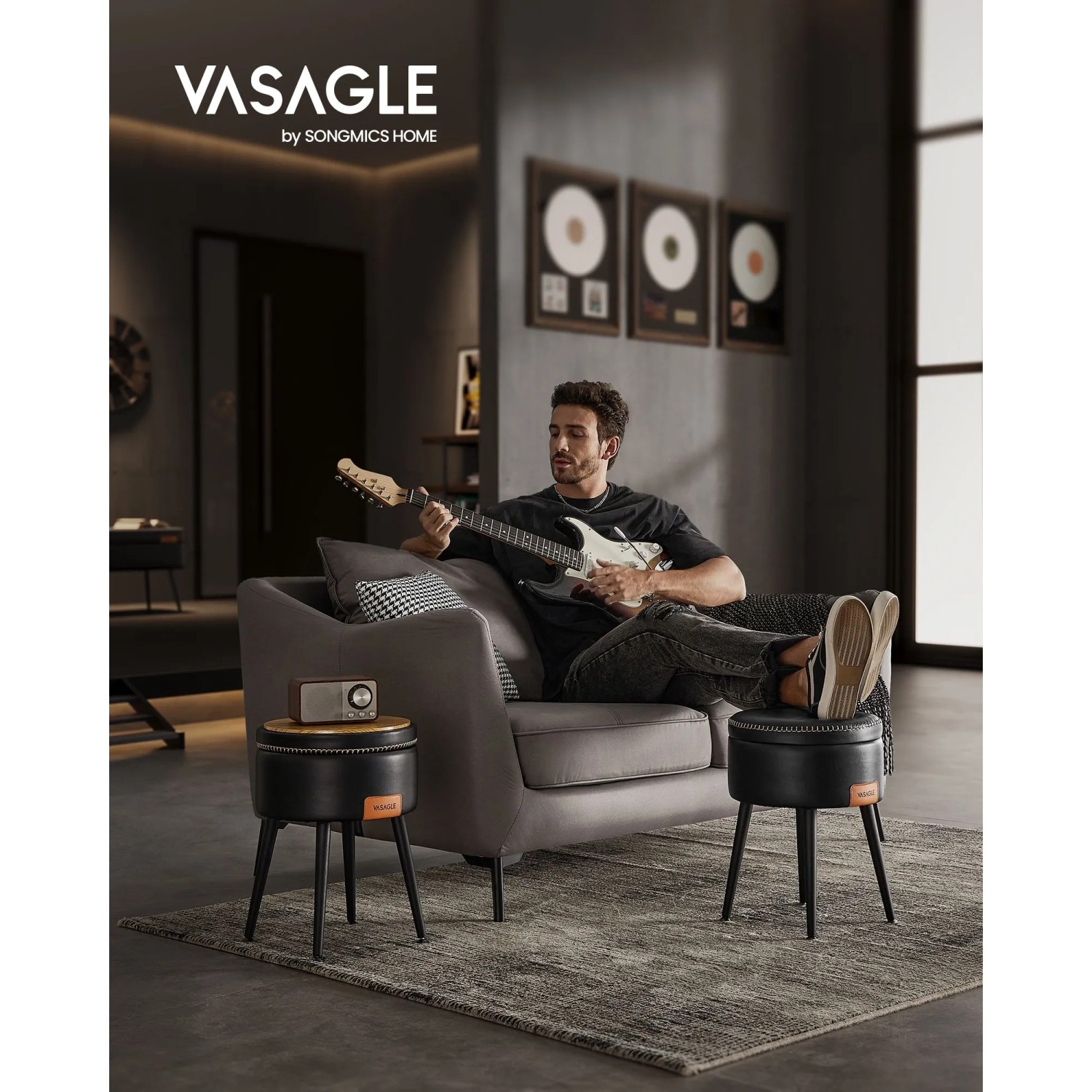 Schwarzer Vasagle Sitzhocker mit Stauraum (Ø 32 cm) als Fußablage im Wohnzimmer.
