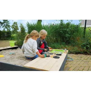 Exit Holzsandkasten Aksent 200x140 cm mit Spielküche und zwei spielenden Kindern.