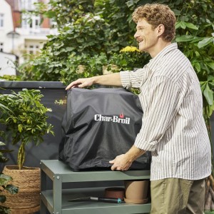 Char-Broil Wetterschutzhaube Patio Bistro Cube E mit Vinylbeschichtung im Einsatz.