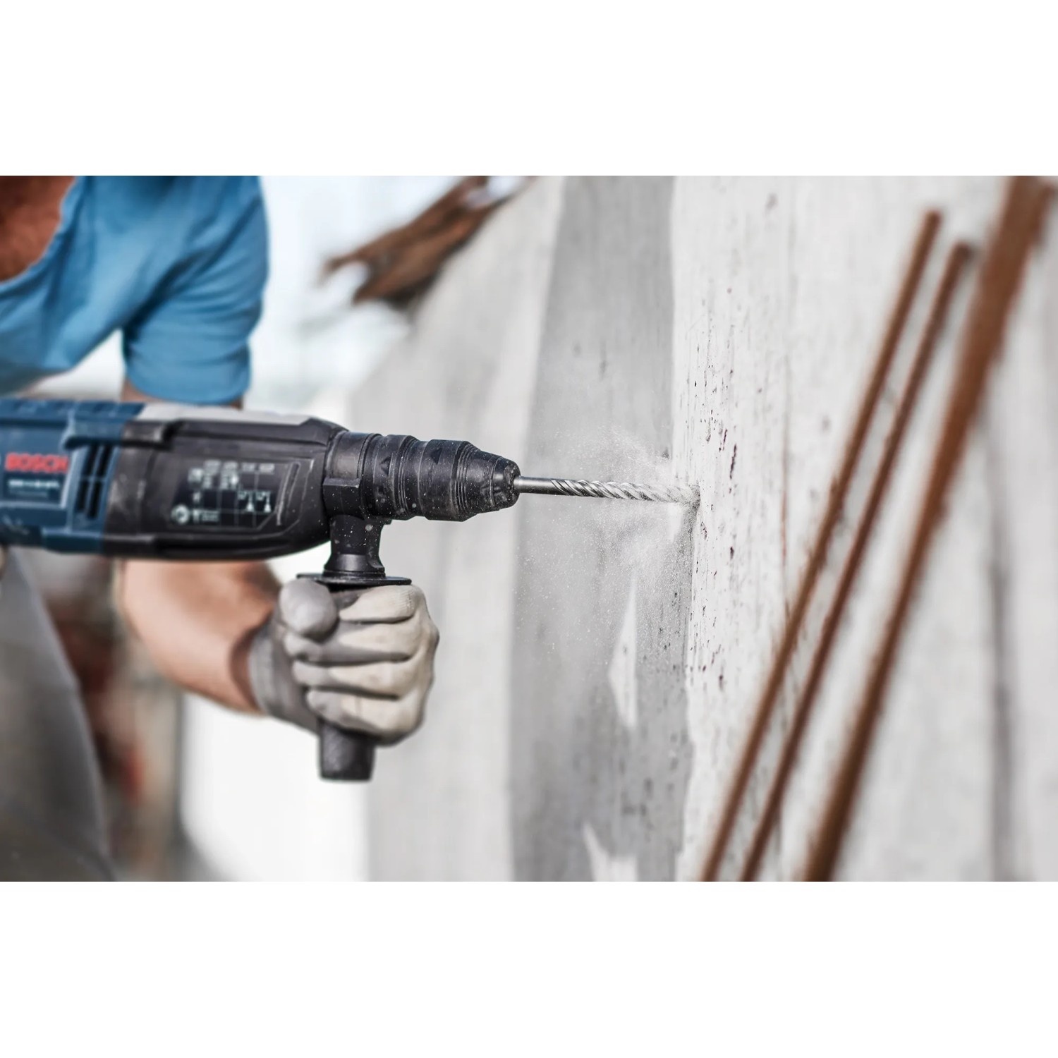 Bosch Hammerbohrer SDS Plus-3 beim Bohren in Betonwand, 24 mm Durchmesser.