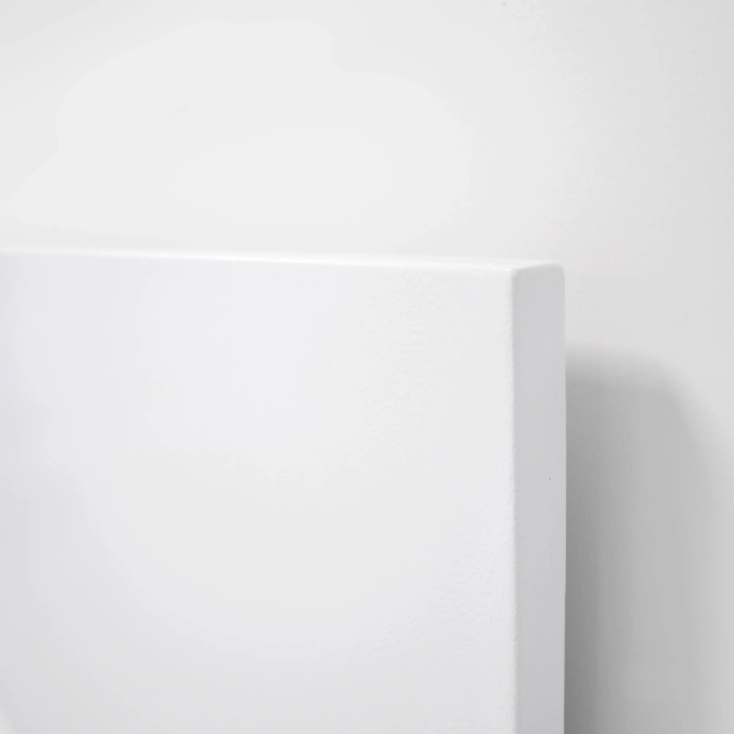 Detailansicht der weißen Vasner Infrarotheizung Citara M Metall, 1100 W, für Wand- und Deckenmontage.