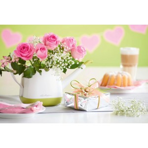Lechuza Gießkanne Yula, weiß-grün, mit Rosen als Blumenvase auf Tischdekoration.