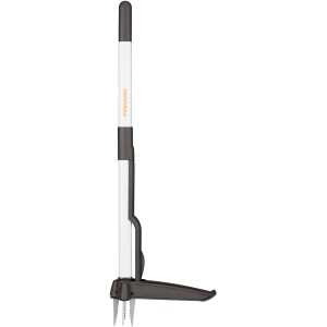 Fiskars Light Unkrautstecher (90 cm) für rückenschonendes Unkraut entfernen im Garten.