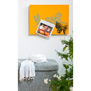 Wandgestaltung mit Marabu Edelmatt Kakao: Orangefarbene Leinwand mit Schmetterlingen und Foto.