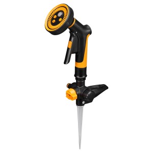 Fiskars Präzisionsbewässerung Starter-Set Comfort, schwarz-orange, mit Regnerbasis und Sprühpistole.