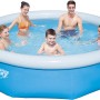 Blauer Bestway Fast Set Pool (Ø 305 cm) mit Familie im Wasser. Quick-Up Pool für Badespaß im Garten.