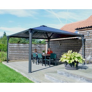 Palram Palermo Gartenpavillon 4.3x4.3 Anthrazit mit LED-Set, mit Tisch und Stühlen auf Terrasse.