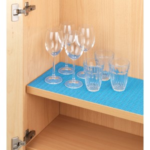 Blaue Wenko Anti-Rutsch-Matte im Küchenschrank mit Gläsern. Zuschneidbare Küchenhelfer für mehr Ordnung.