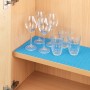 Blaue Wenko Anti-Rutsch-Matte im Küchenschrank mit Gläsern. Zuschneidbare Küchenhelfer für mehr Ordnung.