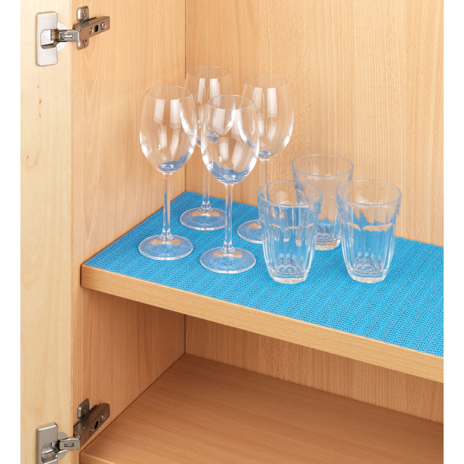 Blaue Wenko Anti-Rutsch-Matte im Küchenschrank mit Gläsern. Zuschneidbare Küchenhelfer für mehr Ordnung.