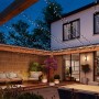 Philips Hue Festavia LED-Lichterkette (40m) in Schwarz, dekoriert Terrasse und Haus.