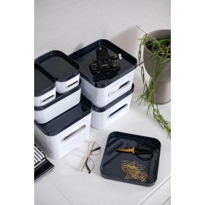 Weiße SmartStore Aufbewahrungsboxen Compact Square L mit dunklen Deckeln in verschiedenen Größen.
