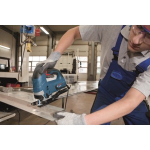Bosch Professional GST 90 BE Stichsäge im Einsatz beim Sägen von Metall.