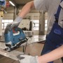 Bosch Professional GST 90 BE Stichsäge im Einsatz beim Sägen von Metall.