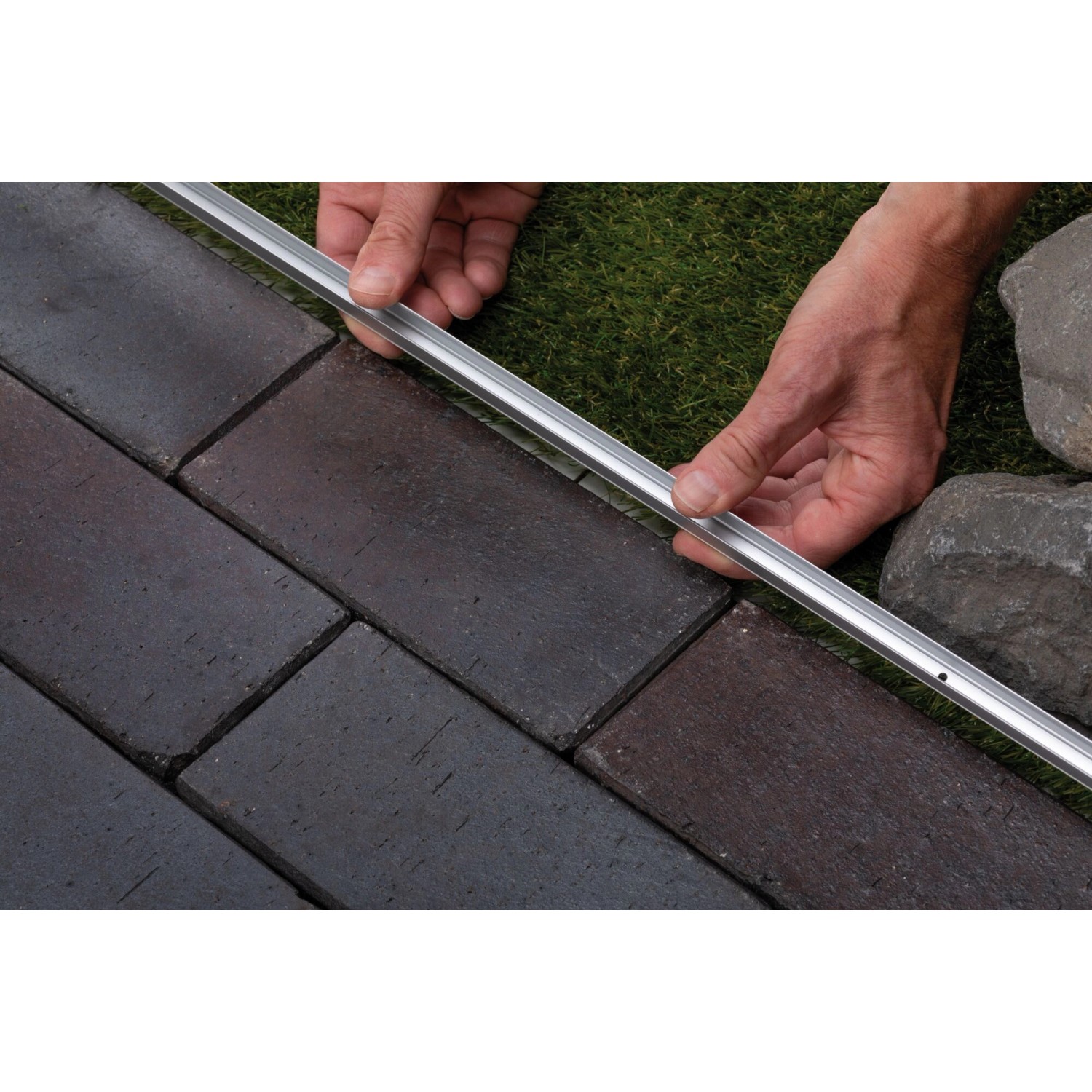 Paulmann Plug & Shine Smooth LED-Stripe zur Montage im Garten, Teil des Außenbeleuchtungssystems.