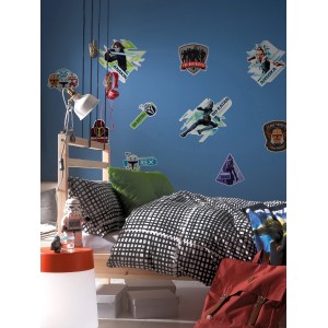 Komar Deko-Sticker Clone Wars Badges im Kinderzimmer auf blauer Wand.