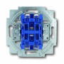 Busch-Jaeger Unterputz-Serienschalter Einsatz, blaue Kontakte und silberfarbene Halterung.