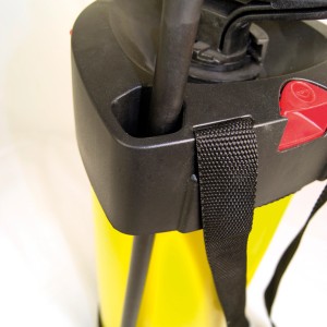 Detailaufnahme: Gelbes Mesto Flori Drucksprühgerät mit Tragegurt und Halterung.