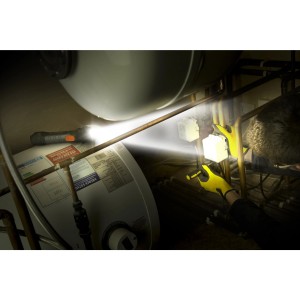 Energizer Hardcase Project Plus Arbeitslampe im Einsatz, leuchtet Rohre aus.