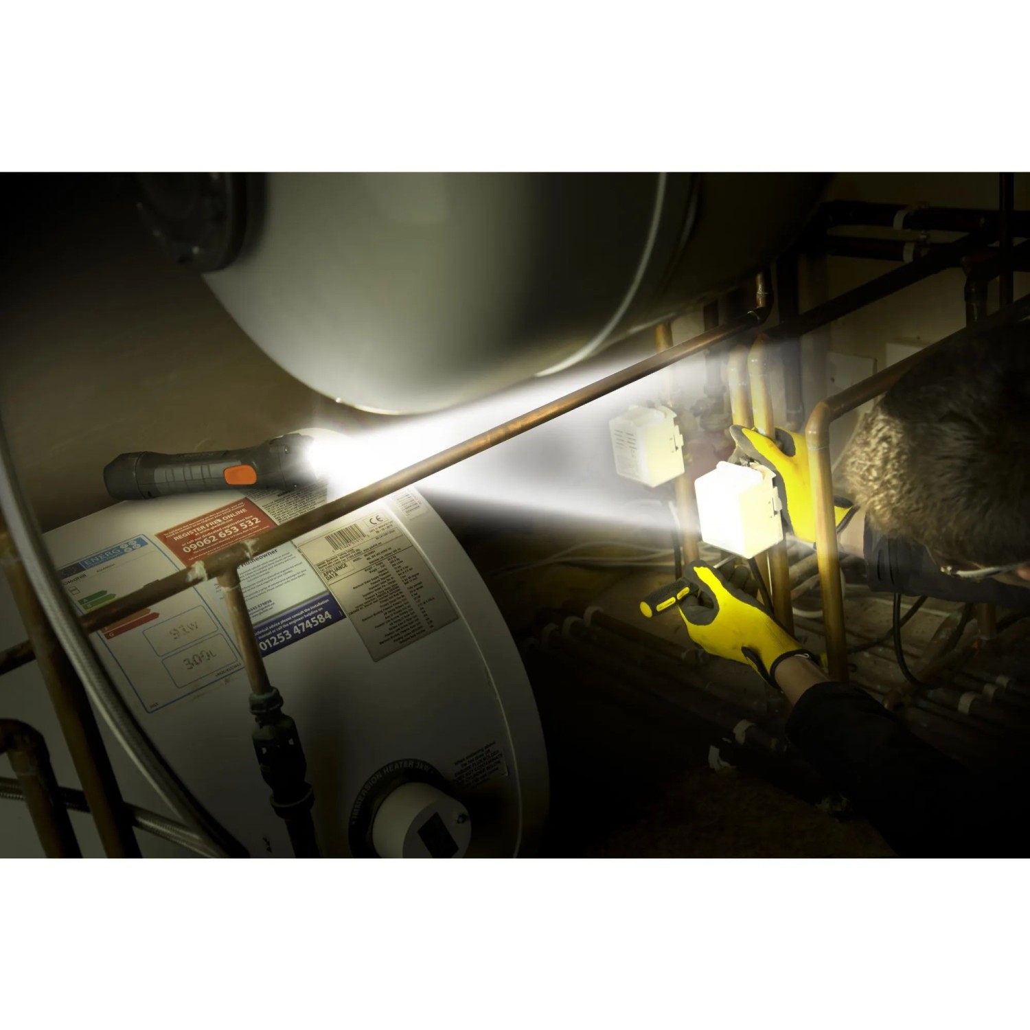 Energizer Hardcase Project Plus Arbeitslampe im Einsatz, leuchtet Rohre aus.