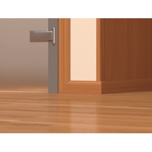 Schwarze Kunststoff Winkelleiste (20x20mm) als Wandabschluss auf Laminatboden.