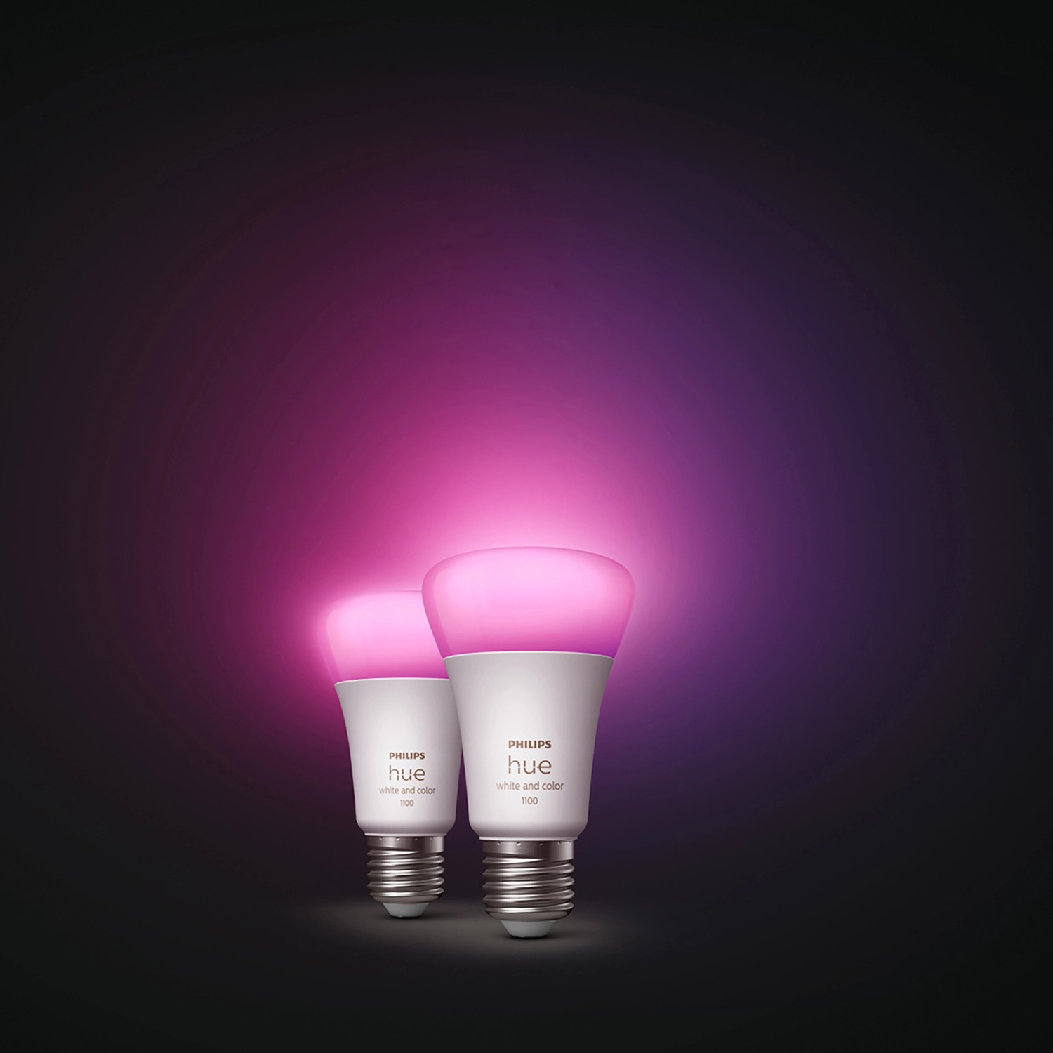 Zwei Philips Hue E27 LED Lampen mit Farbwechsel und 1100 Lumen, leuchten pink.